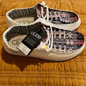 BNWT Women’s Hey Dude Wendy slip on shoes